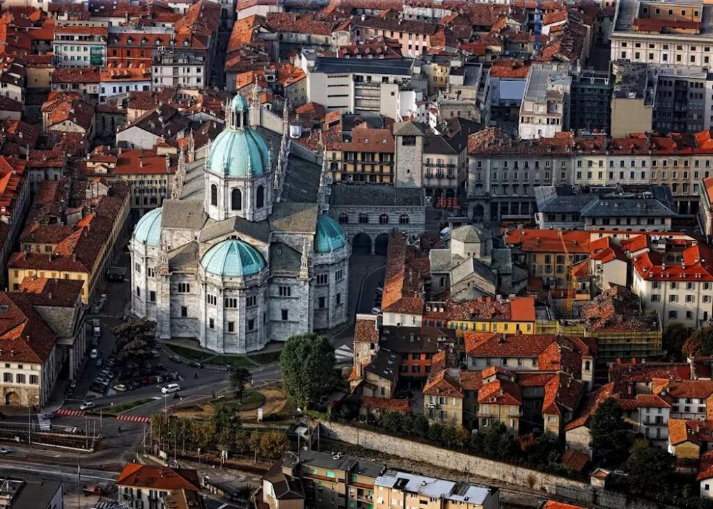 Luxury chauffeur service in Como with private transfers to the historic city centre, luxury hotels and Lake Como.