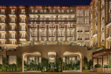 Lake Como EDITION luxury hotel in Cadenabbia with private chauffeur service.